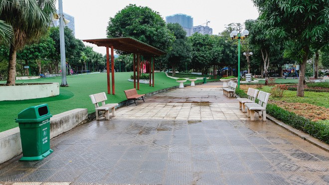 Mưa cả ngày, người Hà Nội đổ về các TTTM mua sắm và vui chơi ngày đầu nghỉ lễ Tết Dương lịch